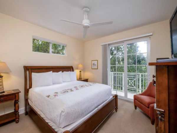 Four Bedroom Oceanfront Vacation Condo in Key Largo Sleeps 8
